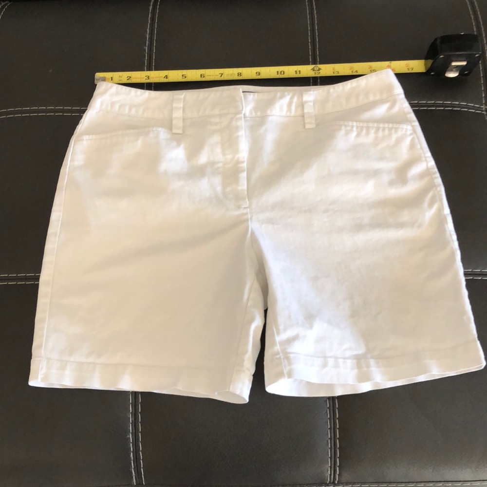 Wm’s Classic 7” Inseam Chino Flat Front Mid rise Shorts Sz 8